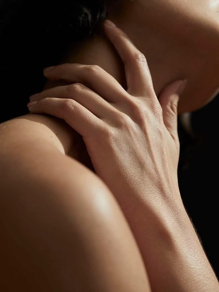 Hand op een schouder